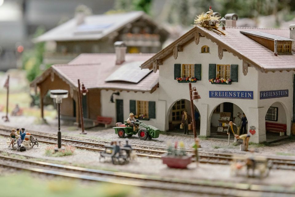 How to Control Model Trains, Signals, and Other Accessories: DC, DCC, and WCC.